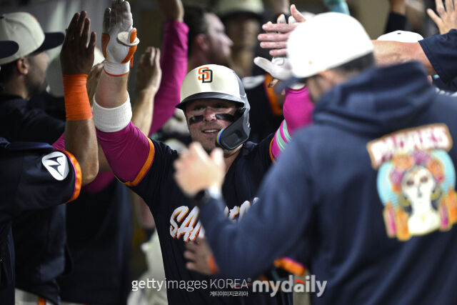 MLB 샌디에이고 타이 프랑스가 19일(한국시각) 열린 마이애미와 홈 경기 5회말 추가점을 이끌어 낸 3점 홈런을 친 뒤 더그아웃에서 팀동료들로부터 축하를 받고 있다./게티이미지코리아