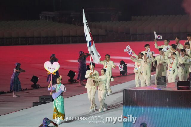 한국 선수단이 16번째로 2026 아이치·나고야 아시안게임 개회식에 입장했다./게티이미지코리아