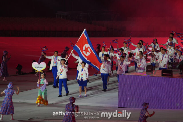 북한 선수단이 8번째로 2026 아이치·나고야 아시안게임 개회식에 입장했다./게티이미지코리아