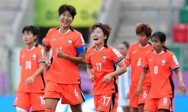 범예주(왼쪽에서 세 번째 17번)가 16일 아르헨티나와 16강전에서 골을 터뜨리고 동료들과 함께 기뻐하고 있다. /FIFA 제공