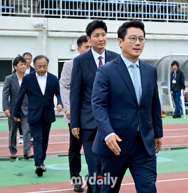 2026년 9월 19일 오후 일본 이바라키현 류가사키시 A메카테크 필드 류가사키에서 '제1회 한·일 대학축구 교류전', 대한민국 UNIV PRO 챌린지와 일본 U-20 칸토대학선발팀 호세이대학교의 경기가 열렸다.<br><br>한국대학축구연맹 박한동 회장과 박준호 부회장이 선수들 격려를 위해 그라운드로 들어가고 있다./류가사키(일본)=유진형 기자