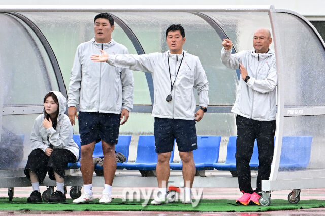2026년 9월 20일 오후 일본 이바라키현 류가사키시 A메카테크 필드 류가사키에서 '제1회 한·일 대학축구 교류전', 대한민국 UNIV PRO와 일본 U-20 관동대학선발팀의 경기가 열렸다.<br><br>박영우 감독이 작전을 지시하고 있다./류가사키(일본)=유진형 기자