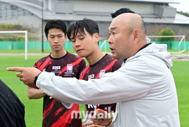 2026년 9월 20일 오후 일본 이바라키현 류가사키시 A메카테크 필드 류가사키에서 '제1회 한·일 대학축구 교류전', 대한민국 UNIV PRO와 일본 U-20 관동대학선발팀의 경기가 열렸다.<br><br>박영우 감독이 작전 지시를 하고 있다./류가사키(일본)=유진형 기자