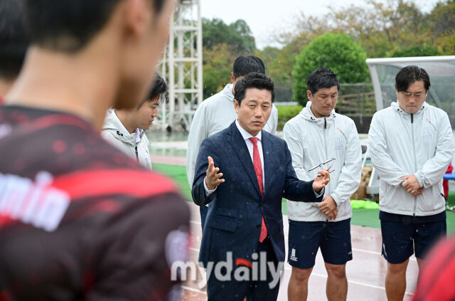 2026년 9월 20일 오후 일본 이바라키현 류가사키시 A메카테크 필드 류가사키에서 '제1회 한·일 대학축구 교류전', 대한민국 UNIV PRO와 일본 U-20 관동대학선발팀의 경기가 열렸다.<br><br>한국대학축구연맹 박한동 회장이 선수들을 격려하고 있다./류가사키(일본)=유진형 기자