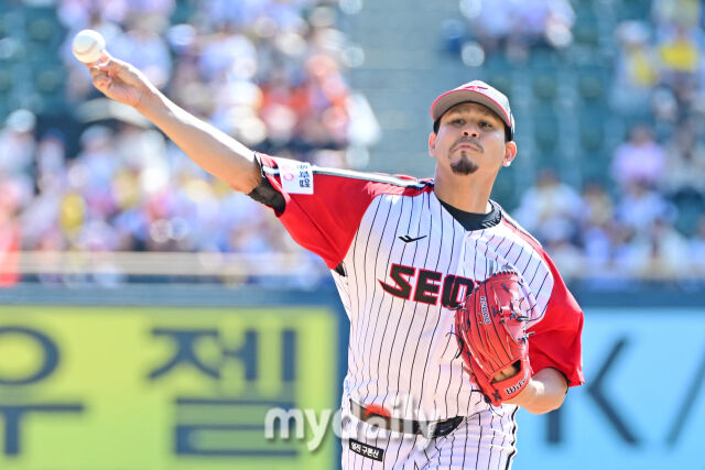 20일 서울 잠실야구장에서 열린 '2026 신한 SOL KBO리그' 한화 이글스와 LG 트윈스 경기. LG 선발투수 카라스코가 힘차게 투구하고 있다./마이데일리