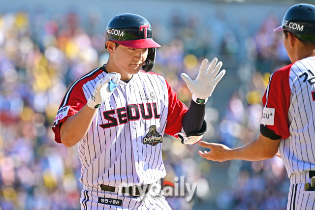 20일 서울 잠실야구장에서 열린 '2026 신한 SOL KBO리그' 한화 이글스와 LG 트윈스 경기. LG 문정빈이 5회말 2사 2루에 역전 1타점 적시타를 친 후 기뻐하고 있다./잠실=한혁승 기자 hanfoto@mydaily.co.kr
