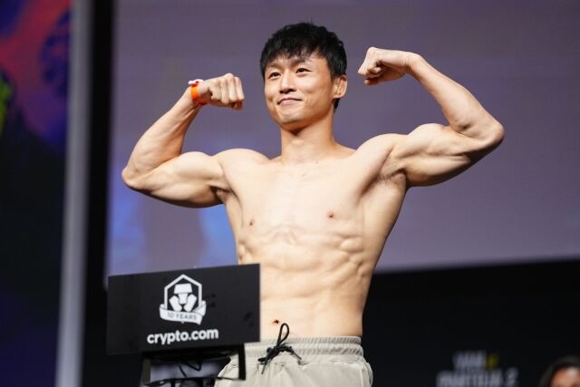 최두호가 계체를 하면서 파이팅 포즈를 취하고 있다. /UFC 제공