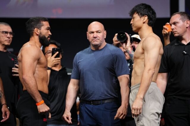 최두호(오른쪽에서 두 번째)가 20일 UFC 331에서 핏불(왼쪽에서 두 번째)에게 패했다. 19일 벌어진 계체 행사에서 페이스오프 하는 최두호와 핏불. /UFC 제공