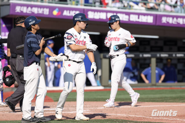 롯데 자이언츠 한태양이 20일 열린 삼성 라이온즈와 홈 경기 4회말 밀어내기 볼넷을 골라내고 있다. 롯데는 이날 삼성에 13-6으로 이겼다./롯데 자이언츠 제공