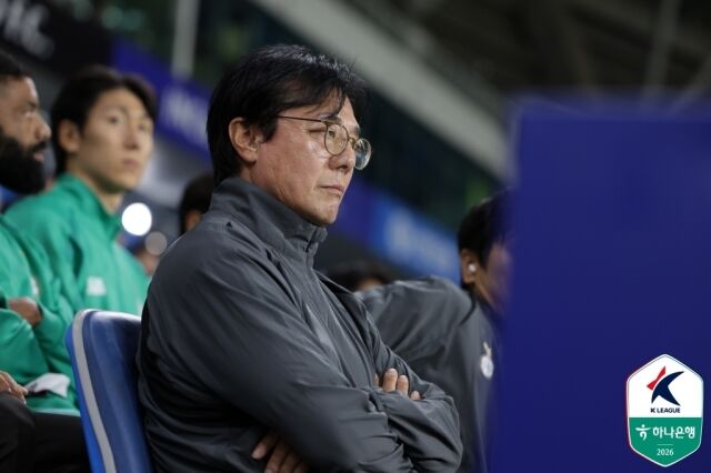 황선홍 대전하나시티즌 감독이 20일 인천축구전용경기장에서 열린 '하나은행 K리그1 2026' 30라운드 인천유나이티드와의 맞대결에서 그라운드를 바라보고 있다. /한국프로축구연맹 제공