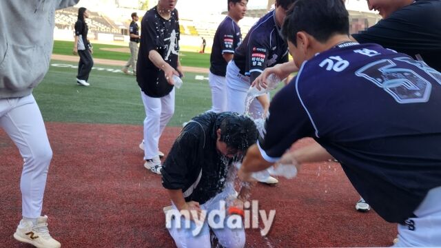 장준원이 9월 20일 수원 KT 위즈파크에서 열린 두산 베어스전을 마치고 팀원들에게 물세례를 맞고 있다./수원=김경현 기자