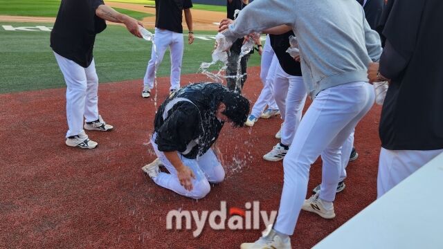 장준원이 9월 20일 수원 KT 위즈파크에서 열린 두산 베어스전을 마치고 팀원들에게 물세례를 맞고 있다./수원=김경현 기자