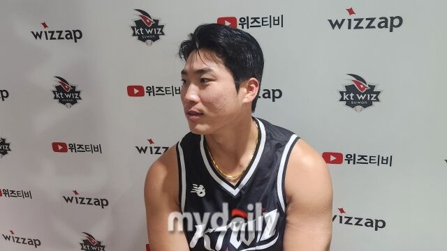 장준원이 9월 20일 수원 KT 위즈파크에서 열린 두산 베어스전을 마치고 인터뷰를 하고 있다./수원=김경현 기자