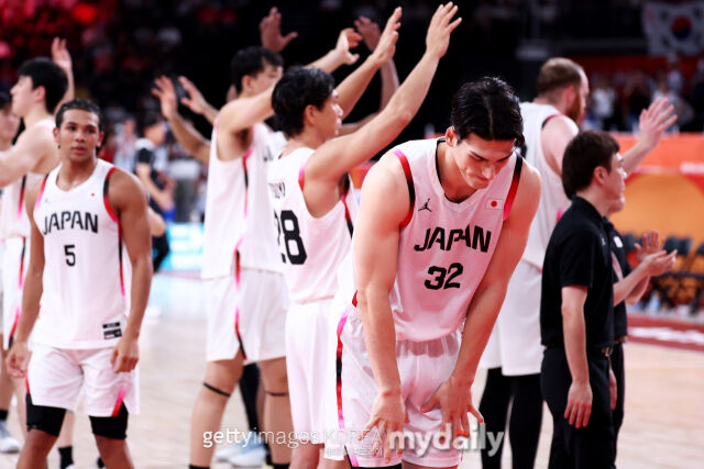 일본농구대표팀 선수들이 20일 2026 아이치·나고야 아시안게임 남자 농구 결승전에서 한국에 패한 뒤 인사하고 있다./게티이미지코리아