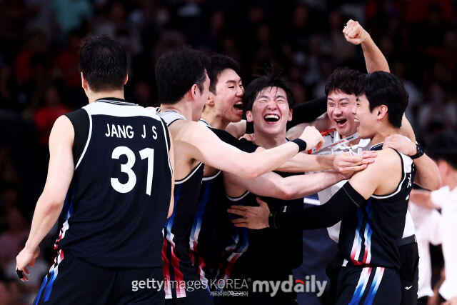 한국 선수들이 20일 일본을 꺾고 2026 AG 금메달을 확정하고 포효하고 있다. /게티이미지코리아