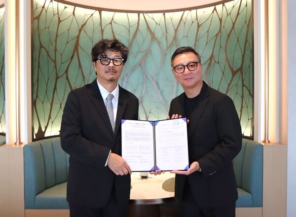 조성환 조아제약 부회장(왼쪽)과 쿠니모토 마사 블루 오프너 대표이사. /조아제약