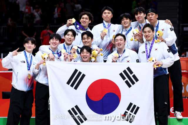 12년 만에 아시안게임 금메달을 획득한 남자 농구 대표팀./게티이미지코리아