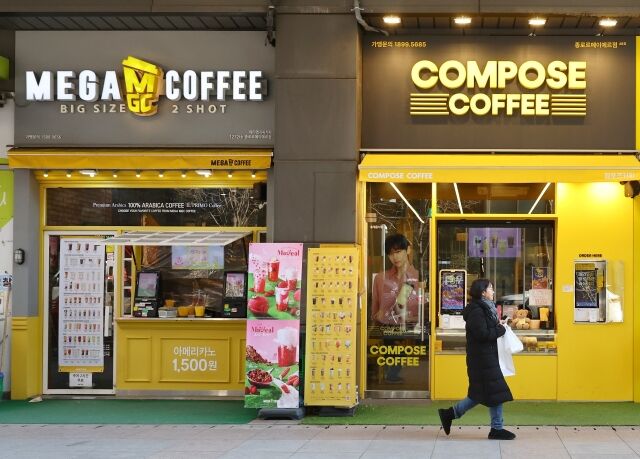 서울 시내 한 상가에 메가MGC커피와 컴포즈커피 매장이 나란히 입점해 있다. /뉴시스