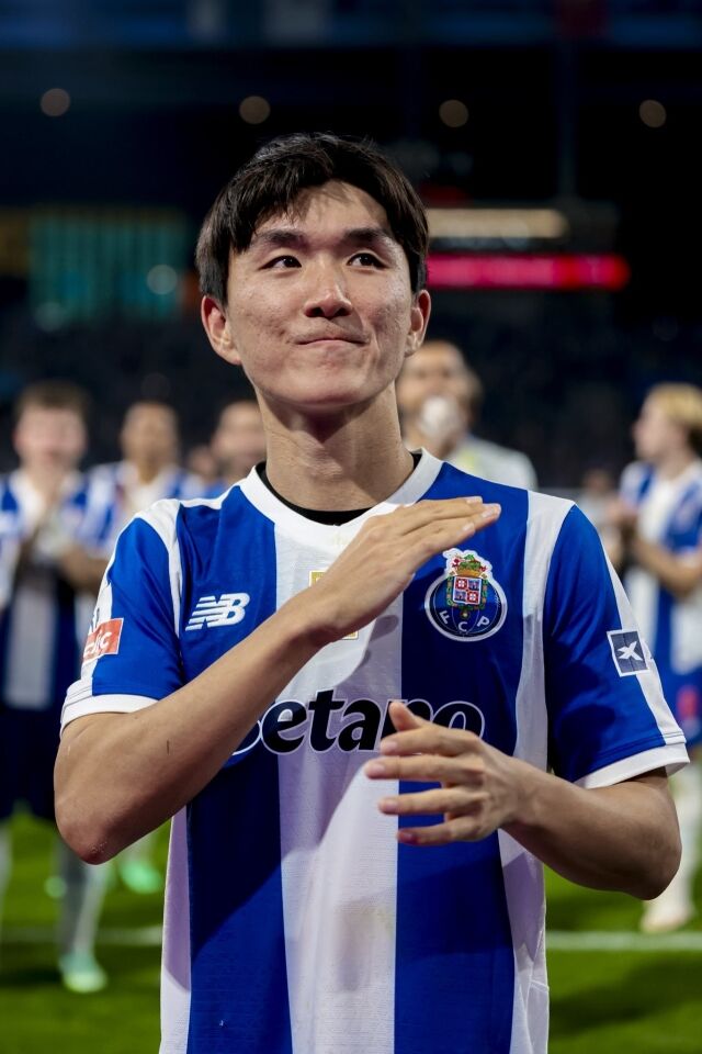 황인범(FC포르투)이 21일(이하 한국시각) 포르투갈 포르투의 에스타디우 두 드라강에서 펼쳐진 벤피카와의 ‘2026-27시즌 포르투갈 프리메이라리가’ 7라운드에서 데뷔골을 터트렸다./FC포르투 제공