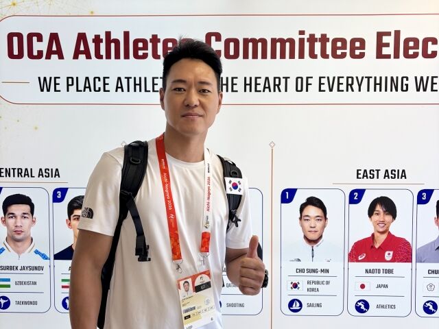아시아올림픽평의회(OCA) 선수위원회 선거에 출마한 조성민(요트) 후보가 2026 아이치·나고야 아시안게임 선수촌내 부착된 선거 포스터 앞에서 포즈를 취하고 있다./대한체육회 제공