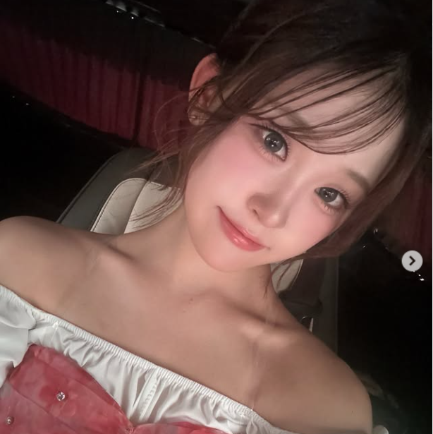 부친 김봉곤은 “다현이가 그걸 직접 보고 들었고, 충격을 받은 것 같다. 그래서 본인이 펑펑 울었어요. 그걸 지켜보고 있는 우리 부부의 마음도 사실 많이 안 좋더라”고 털어놨다./김다현 소셜미디어