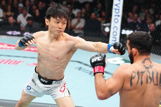 최두호가 20일 핏불과 경기에서 공격을 시도하고 있다. /UFC 제공