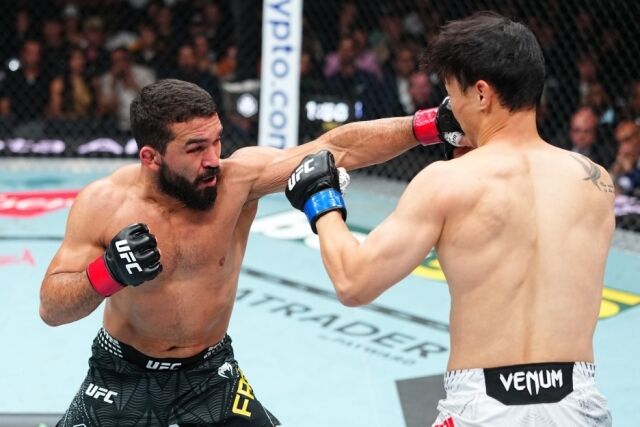 핏불(왼쪽)에게 펀치를 허용하는 최두호. /UFC 제공