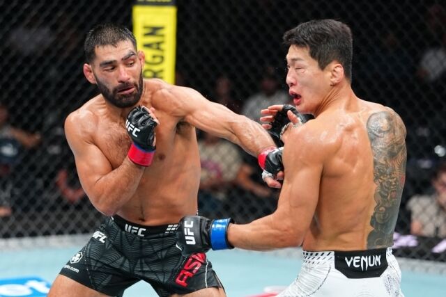 유주상(오른쪽)이 애즈웰 주니어의 공격에 휘청거리고 있다. /UFC 제공