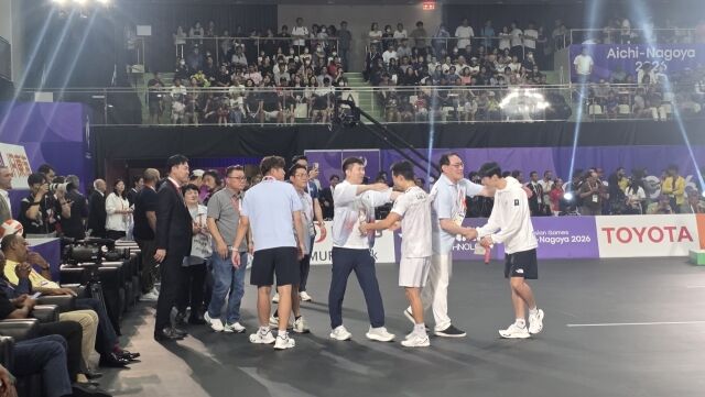 유승민 회장(오른쪽에서 네 번째)이 테크볼 결승전을 관람한 뒤 선수들을 격려하고 있다. /대한체육회 제공