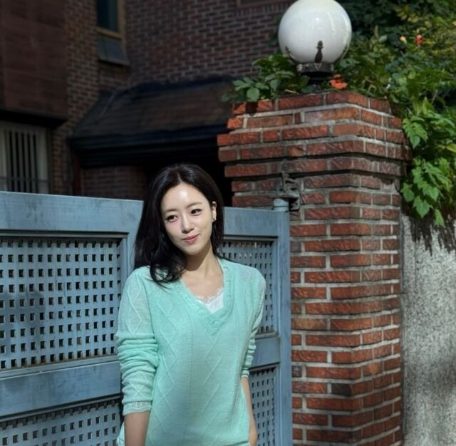 함은정이 햇살을 머금은 화사한 비주얼로 근황을 알렸다. / 함은정 SNS