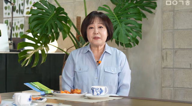 21일 이금희 측 관계자에 따르면 이금희는 재단법인 푸르메에 1천만원을 기부했다. 얼마 전 세상을 떠난 그의 어머니 故강순식 씨도 기부자로 함께 이름을 올렸으며, 기부금은 장애어린이 재활치료비 지원을 위해 사용될 예정이다./유튜브 '이금희, 마이금희'