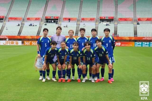 여자축구대표팀이 방글라데시와의 2026 아시안게임 여자축구 F조 경기를 앞두고 기념촬영을 하고 있다.