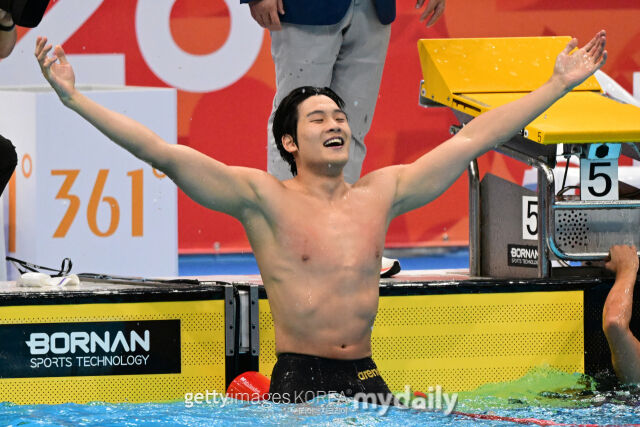김영범이 21일 펼쳐진 2026 AG 수영 남자 자유형 50m 결선에서 1위로 들어온 뒤 기뻐하고 있다. /게티이미지코리아