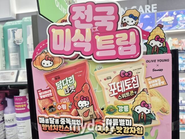 올리브영 매장 내 농심과 산리오가 협업한 헬로키티 스낵 패키지 안내. /방금숙 기자