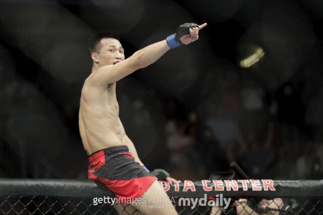정찬성이 2017년 2월 UFC 파이트 나이트에서 데니스 버뮤데즈를 꺾고 환호하고 있다. /게티이미지코리아
