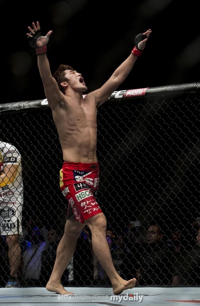 김동현이 2014년 3월 UFC 파이트 나이트에서 존 헤서웨이를 제압하고 포효하고 있다. /게티이미지코리아