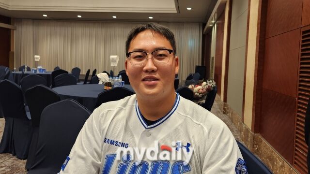 김민훈이 9월 21일 서울 롯데호텔 월드 크리스탈 볼룸에서 열린 2027 KBO 신인 드래프트를 마치고 취재진과 인터뷰를 하고 있다./잠실=김경현 기자