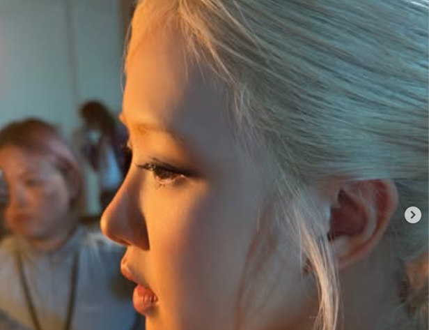 로제는 지난 21일 자신의 SNS에 "new trix new trix"라는 문구와 더불어 현장 사진 여러 장을 공유했다. 공유한 사진 속 로제는 금발 머리와 투명한 피부, 조각 같은 옆태를 과시하며 보는 이들의 탄성을 자아냈다. /로제 소셜미디어