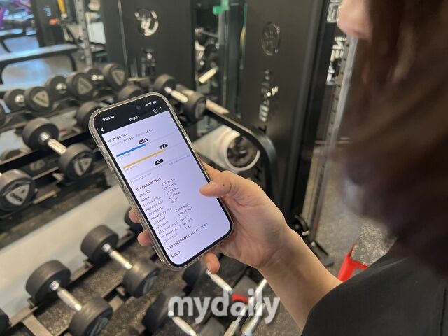 글로우핏 회원이 HRV 측정 결과를 확인하고 있다. /김태오 대표 제공