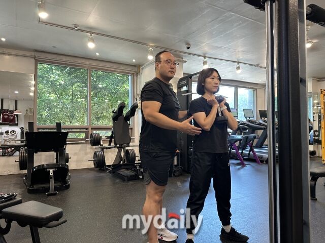 김태오 대표(왼쪽)가 운동 지도를 하고 있다. /김태오 대표 제공