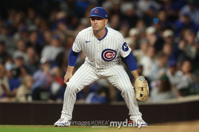 MLB 시카고 컵스 내야수 알렉스 브레그먼은 지난 21일(한국시각) 열린 신시내티와 원정 경기 4회초 공격 도중 대기 타석에서 팀 동료 마이클 부시의 파울 타구에 얼굴을 맞아 다발성 골절상이라는 큰 부상을 당했다./게티이미지코리아