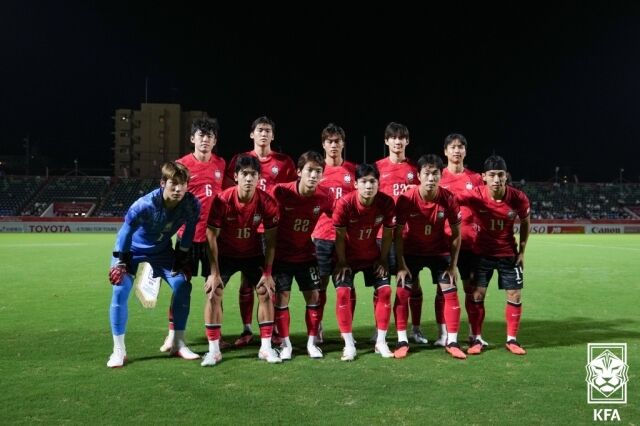 축구대표팀 선수단이 사우디아라비아와의 2026 아시안게임 남자축구 D조 2차전을 앞두고 기념 촬영을 하고 있다./대한축구협회 제공