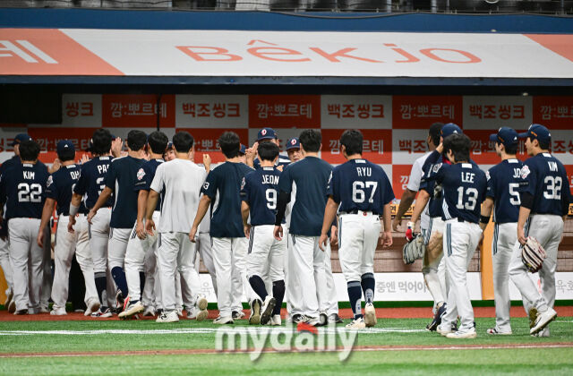 2026년 9월 22일 오후 서울 고척스카이돔에서 열린 '2026 신한 SOL KBO리그' 두산 베어스와 키움 히어로즈의 경기. 두산이 5-3으로 승리한 뒤 기뻐하고 있다./고척=유진형 기자 zolong@mydaily.co.kr