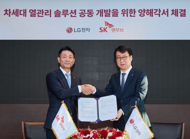 LG전자가 글로벌 냉매 규제 강화와 고효율 냉각 수요 확대에 대응해 SK엔무브와 AI 데이터센터를 비롯한 다양한 산업을 위한 차세대 열관리 기술 협력에 나선다. 사진은 21일 진행된 '가전·상업·산업용 신규 냉매, 냉동기유 및 액침냉각 기술 공동 선행 개발' 업무협약식에 참여한 SK엔무브 김원기 사장(왼쪽)과 LG전자 ES사업본부장 이재성 사장. /LG전자