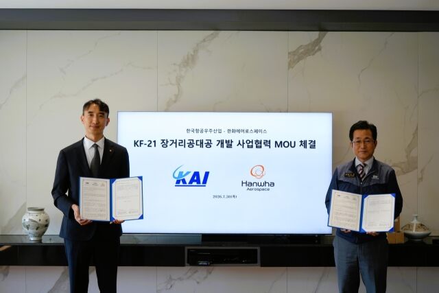 지난 7월 경남 사천시 한국항공우주산업(KAI) 본사에서 열린 KF-21 장거리 공대공 개발 사업협력 MOU 체결식에서 백기봉 한화에어로스페이스 PGM2사업단장(왼쪽)과 백중현 KAI 국내사업본부 고정익사업1실장이 기념촬영하고 있다. /한화에어로스페이스