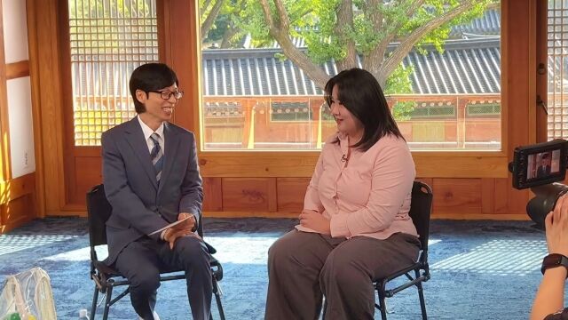 녹화 취소 다음날 촬영 현장에 복귀한 유재석이 환한 미소를 보이고 있다. / tvN '유퀴즈' 공식 소셜미디어