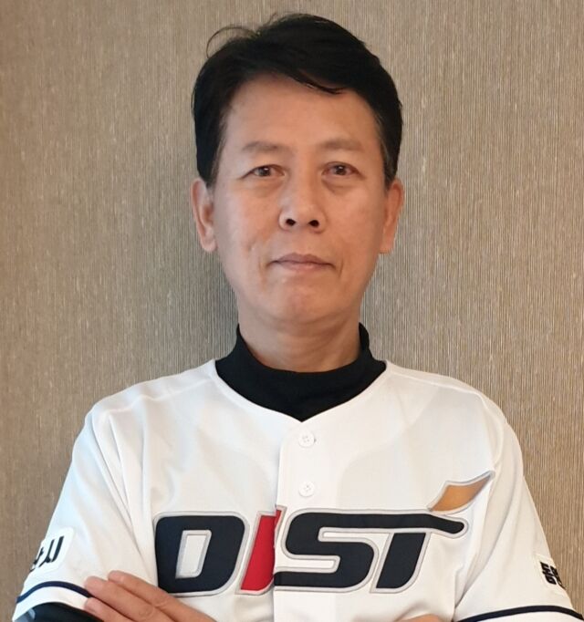 프로야구 롯데 자이언츠와 삼성 라이온즈에서 선수 생활을 했고 삼성 스카우트를 거쳐 롯데에서 운영팀장과 운영부장으로 활동한 뒤 동원과학기술대 야구부 지휘봉을 잡고 있는 이문한 감독./동원과학기술대학 야구부 제공