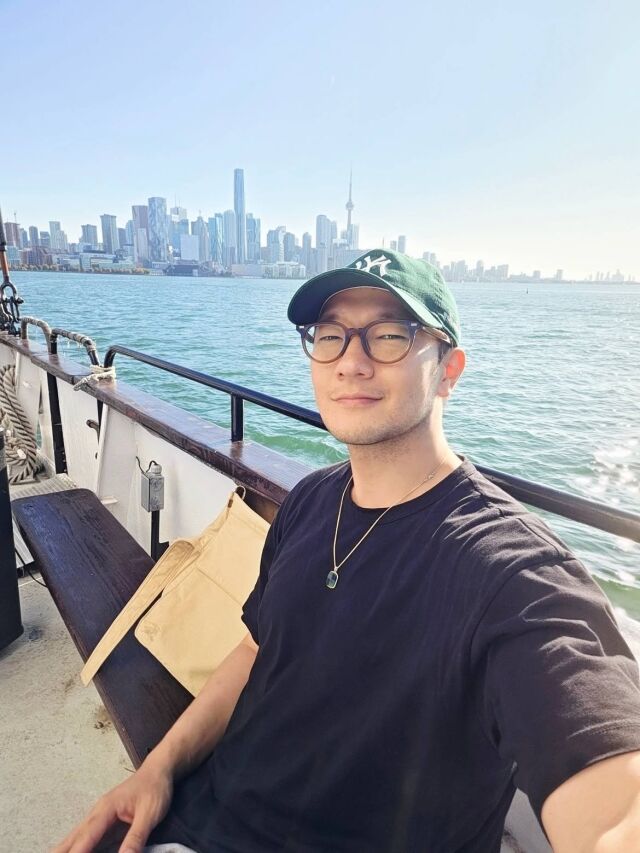 손석구가 토론토 국제영화제에서 설경구, 조인성 등 동료 배우들과 만난 반가운 순간을 공개했다. / 손석구 SNS