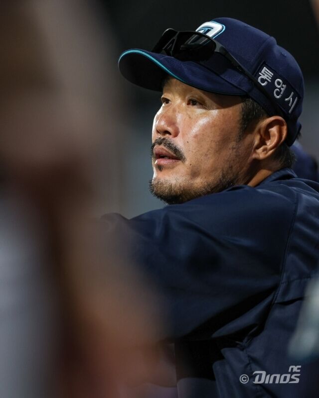 이호준 NC 감독이 그라운드를 바라보고 있다./NC 다이노스 제공