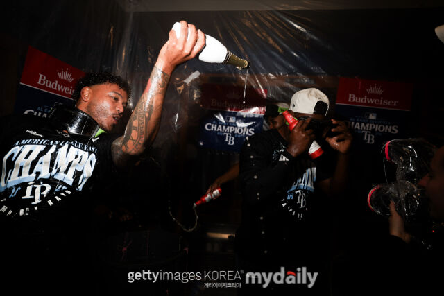탬파베이 선수들이 AL 동부지구 우승 축하 파티를 즐기고 있다. /게티이미지코리아